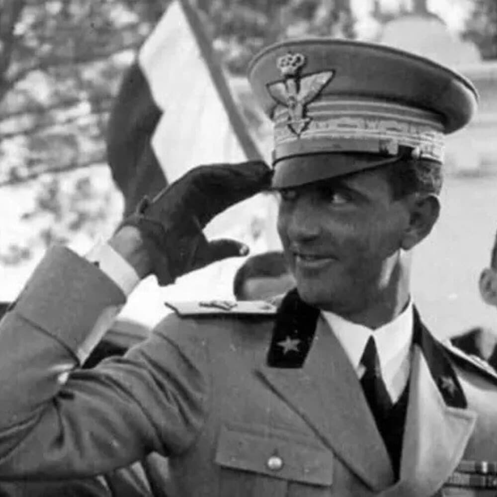 L’addio al trono di Vittorio Emanuele III su carta bollata da 12 lire. E una correzione