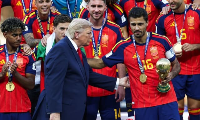 Imbarazzo durante la premiazione: Trump prova a restare nella foto... i giocatori non ci stanno