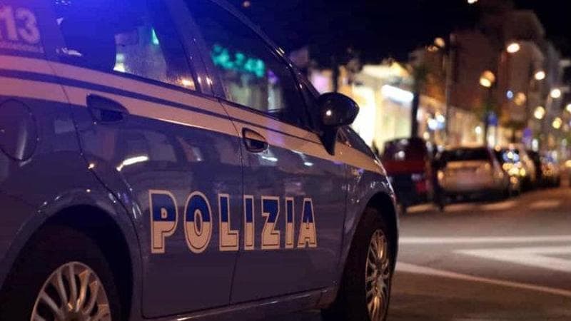Uomo accoltellato in casa nelle Marche: muore dissanguato. Sospetti sulla compagna