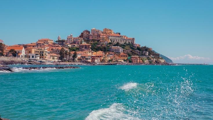 Sesso sugli scogli davanti alla spiaggia a Imperia, coppia rischia fino a 4 anni di carcere