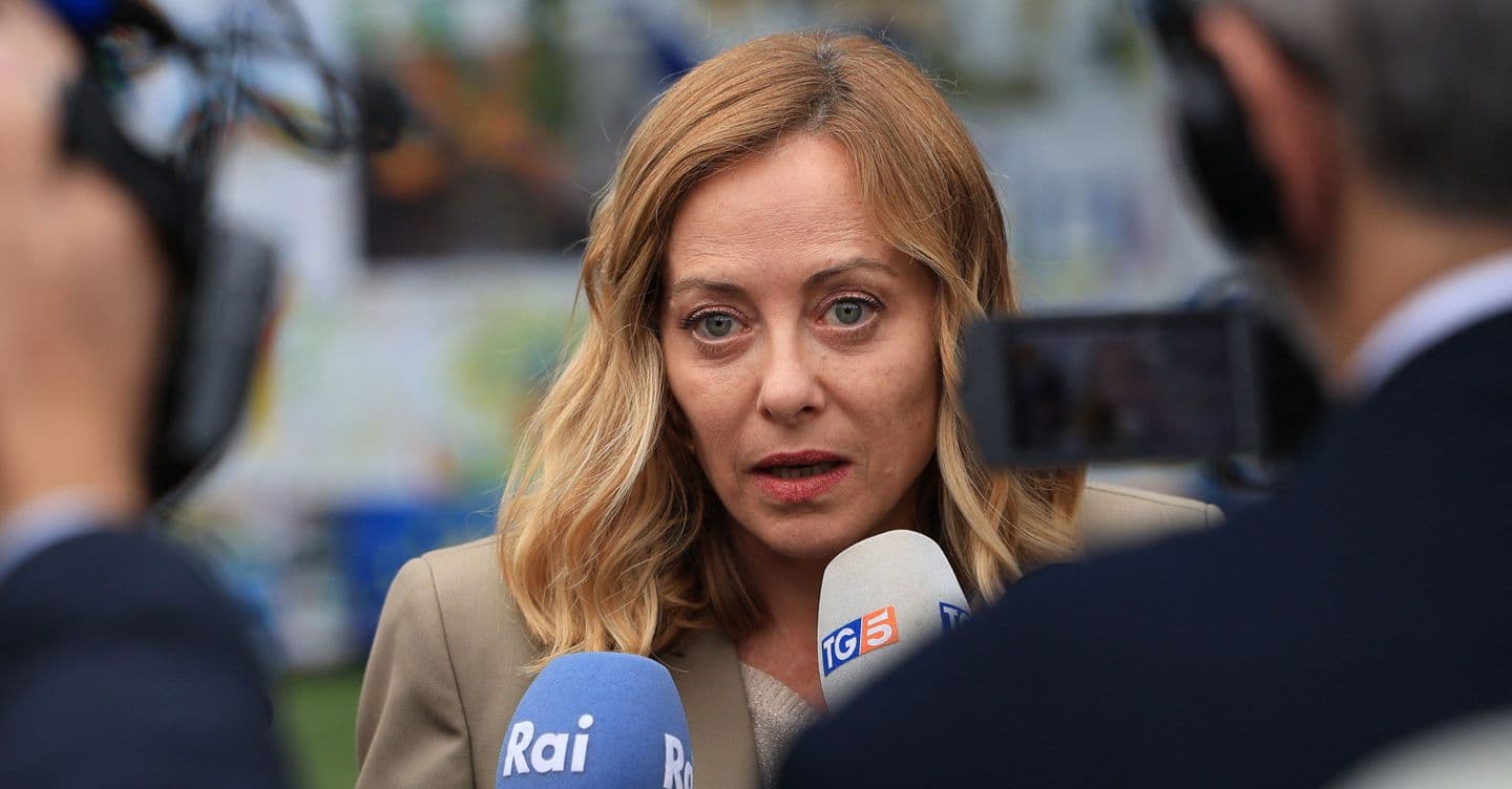 Meloni assente al vertice sull’Ucraina: «Italia contrari all’invio di truppe». Ma Macron la smentisce: «Non ne abbiamo parlato»