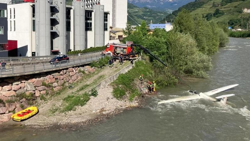 Bolzano, atterraggio d’emergenza di un aliante nel fiume Isarco