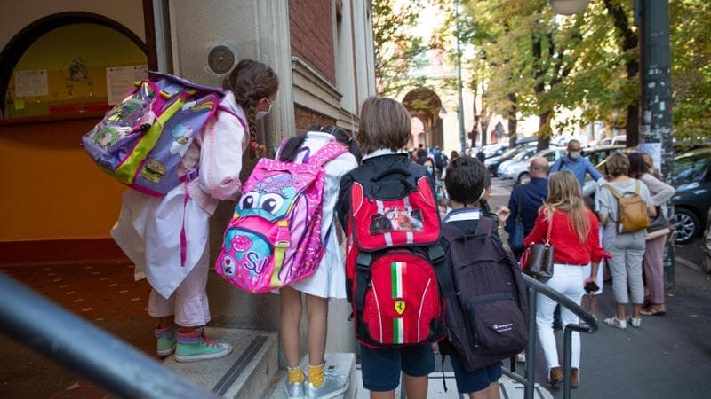 Corsivo, latino, IA: si torna in classe. E per gli studenti c’è lo psicologo