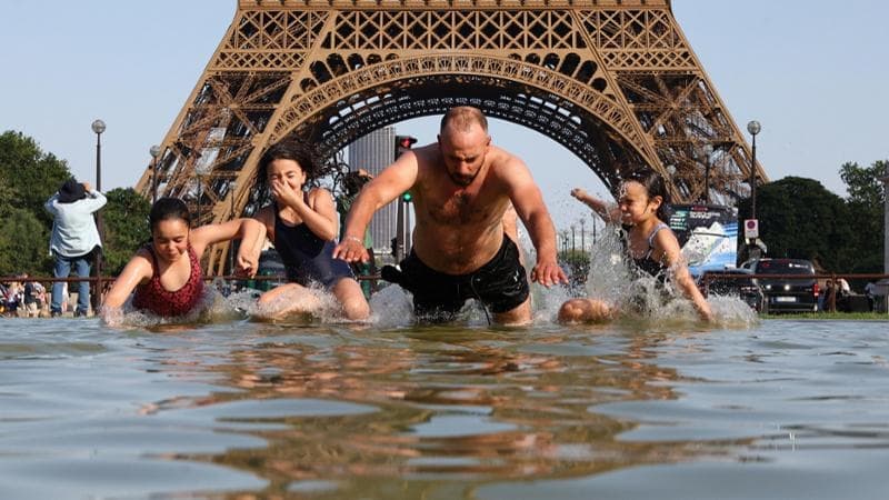 Parigi mai così rovente, assalto a canali e piscine. Ancora annegati: è strage