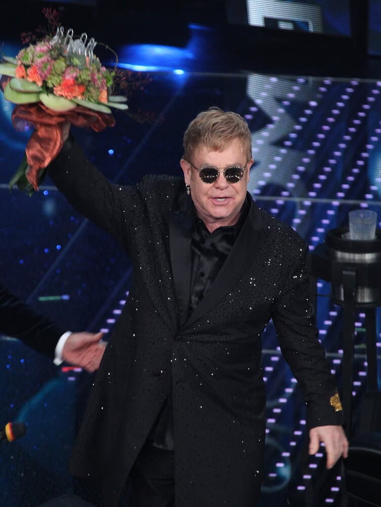 Elton John non ha ancora recuperato la vista 